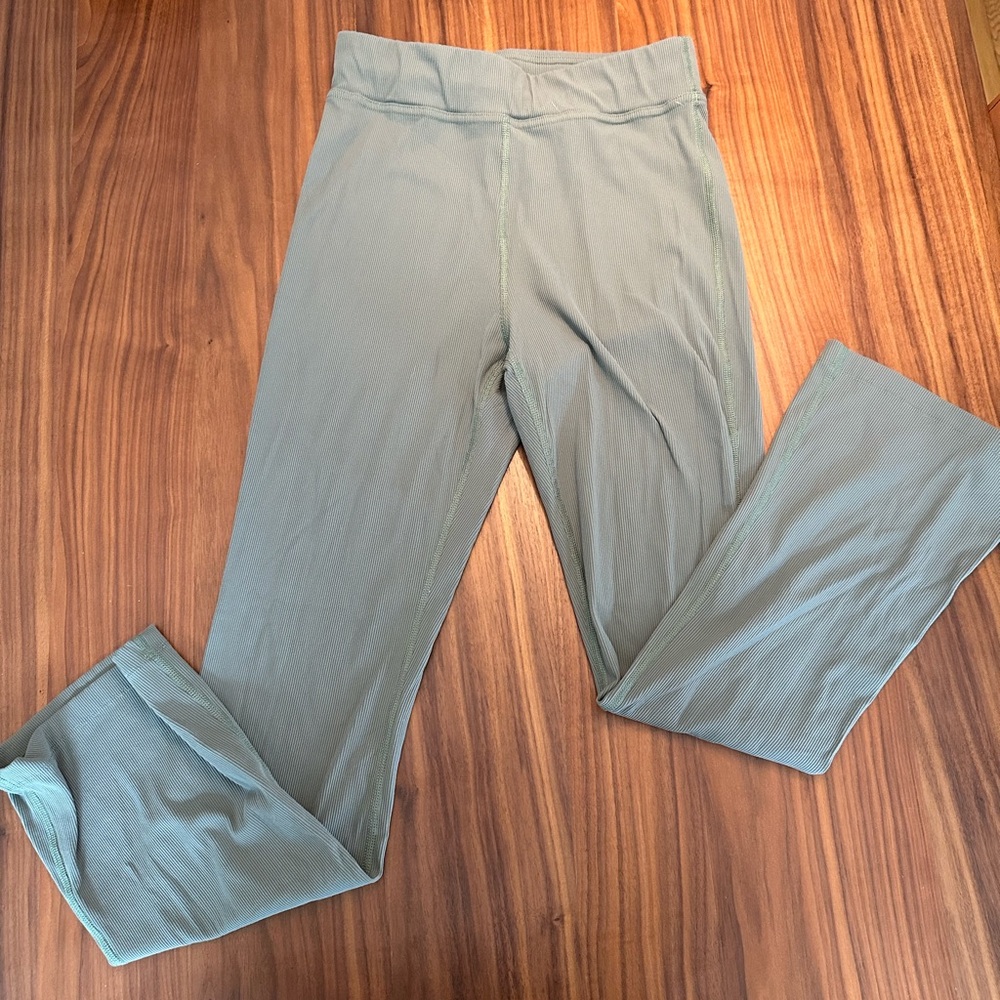 Outdoor Voices | Size: M | bootcut ribbed yoga pant